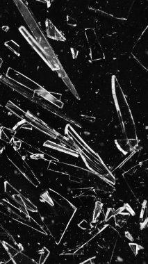 Kirli Cam, Büyük Parçalara Bölündü. Bir sürü Kırık ve Kırık Parçalı Bir Cam Parçası. Kara Arkaplanda İzole Edilmiş.