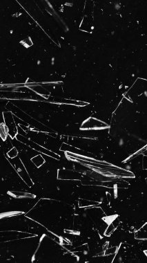 Kirli Cam, Büyük Parçalara Bölündü. Bir sürü Kırık ve Kırık Parçalı Bir Cam Parçası. Kara Arkaplanda İzole Edilmiş.