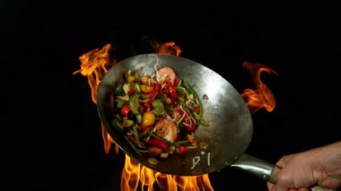 Sebze ve Etli Uçan Asya Yemeklerinin Süper Yavaş Hareketi. Yüksek Hız Sinema Kamerası 'nda çekildi, 600 fps. Kara Arkaplanda İzole Edilmiş, Alevler Yanar.
