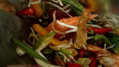 Sebze ve Etli Uçan Asya Yemeklerinin Süper Yavaş Hareketi. Yüksek Hız Sinema Kamerası 'nda çekildi, 600 fps. Kara Arkaplanda İzole Edilmiş, Alevler Yanar.