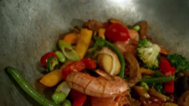 Sebze ve Etli Uçan Asya Yemeklerinin Süper Yavaş Hareketi. Yüksek Hız Sinema Kamerası 'nda çekildi, 600 fps. Kara Arkaplanda İzole Edilmiş, Alevler Yanar.