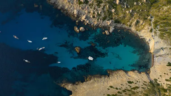 Turkuaz su ve uzun kuyruklu teknelerle dolu güzel körfezin havadan manzarası. Seyahat fotoğrafı, Mallorca, İspanya.