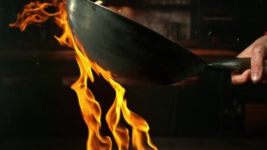 Et ve sebzeli Uçan Asya Yemeklerinin Süper Yavaş Hareketi. High Speed Cinema Camera 'da çekildi, 1000 fps. Kamera hareket halinde. Arka planda Görüntü Mutfağı İçi.