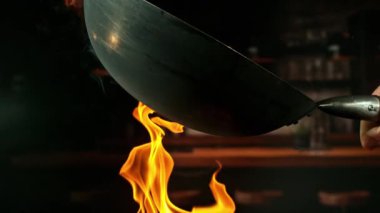 Karides ve sebzeli İspanyol Paella Menüsünün Süper Yavaş Hareketi. Yüksek Hız Sineması Kamerası 'nda çekildi, 1000 fps, Kamera Harekette. Arka planda Görüntü Mutfağı İçi Alevler Yanar.