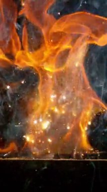 Demircinin sinematik yakın çekimi örsün üzerinde kıvılcımlar uçuşurken kızgın demir dövmesi. Karanlık arka planda dramatik ışıklandırma ile yüksek hızlı kamera ile 300 fp 'de çekildi. Hız rampası etkisi.