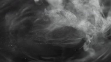 Sakin bir su yüzeyinden yükselen buhar yakın çekim. Atmosferik ve karamsar sahne, yüksek hızlı kamerayla süper yavaş çekimde çekildi. Doğa, ısı ve sükunet kavramları için mükemmel..