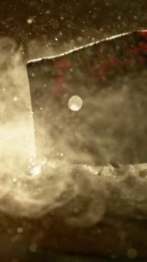 Işıldayan kızgın demirin soğuk suda söndürüldüğü yakın plan. Buhar yükselir, su kabarcıkları ve cızırtılar. Yüksek hızlı kamerayla süper yavaş çekimde çekildi. Metal dövmesi ve soğutma kavramı.