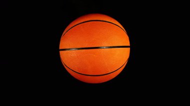 Düşen Basketbol Topunun Süper Yavaş Hareketi. Kara Arkaplan 'da izole edilmiş. Üst Manzara. Yüksek Hız Sinema Kamerası, 1000fps.