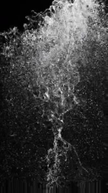 Uçan Su Sıçratma Süper Yavaş Hareketi, Kara Arkaplan. Yüksek Hız Sineması Kamerası 'nda çekildi, 1000fps. Dikey Görünüm Oranı.