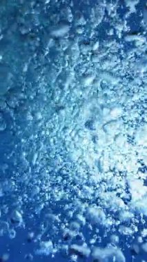 Köpüren Mavi Suyun Süper Yavaş Hareketi. Ekstrem Makro Vuruş, Soyut Doku. High Speed Cinema Camera 'da çekildi, 1000 fps. Dikey Görünüm Oranı.