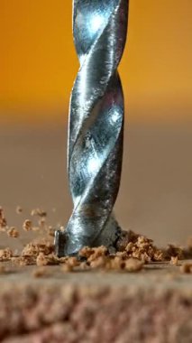 Tuğla duvarı delen matkapla ilgili çok yavaş bir detay. Yüksek hızlı sinema kamerası, 1000 fps. Dikey görünüm oranı.