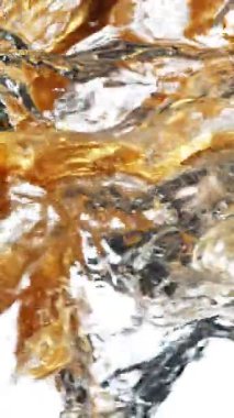 Suda dönen altın boyanın süper yavaş çekimi. Yüksek hızlı sinema kamerasıyla çekildi, 1000fps. Beyaz arka planda izole edilmiş. Dikey görünüm oranı.