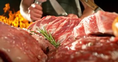 Şef Bıçakları Keskinleştirmenin Süper Yavaş Hareketi. High Speed Cinema Camera 'da çekilmiştir. Et Hazırlama Konsepti, Arkaplanda Yangın. Kamera Hareket Kontrol Sistemi 'ne Yerleştirildi.