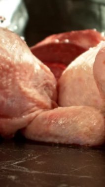 Şefin Çiğ Et Üzerine Tuz ve Baharat Fırlatma Hareketi. High Speed Cinema Camera 'da çekilmiştir. Et Hazırlama Konsepti. Kamera Hareket Kontrol Sistemi 'ne yerleştirildi. Dikey Görünüm Oranı.