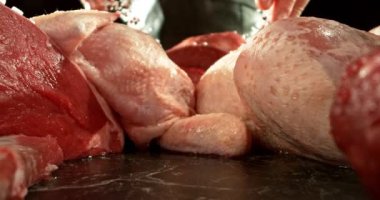 Şefin Çiğ Et Üzerine Tuz ve Baharat Fırlatma Hareketi. High Speed Cinema Camera 'da çekilmiştir. Et Hazırlama Konsepti, Arkaplanda Yangın. Kamera Hareket Kontrol Sistemi 'ne Yerleştirildi.