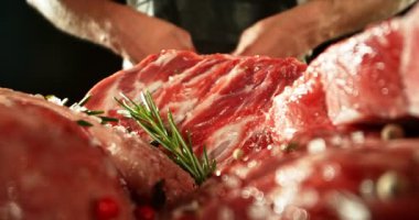 Şefin Çiğ Et Üzerine Tuz ve Baharat Fırlatma Hareketi. High Speed Cinema Camera 'da çekilmiştir. Et Hazırlama Konsepti, Arkaplanda Yangın. Kamera Hareket Kontrol Sistemi 'ne Yerleştirildi.