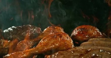 Izgarada ızgara et ve ateş karışımı. Barbekü ve Lezzetli Taze Yemek. Slow Motion, High Speed Cinema Camera 'da çekildi. Hareketli Kamera.