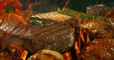 Izgarada ızgara et ve ateş karışımı. Barbekü ve Lezzetli Taze Yemek. Slow Motion, High Speed Cinema Camera 'da çekildi. Hareketli Kamera.