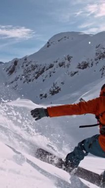 Piste Snowboardcusu 'nun orada. Süper Yavaş Hareket, 1000 fp. İtalya 'nın Dolomites Dağları' ndaki Piste Slope açıklarında snowboard sporu. Dikey Görünüm Oranı.
