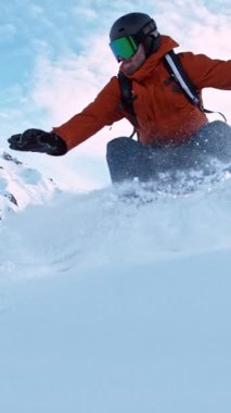Piste Snowboardcusu 'nun orada. Süper Yavaş Hareket, 1000 fp. İtalya 'nın Dolomites Dağları' ndaki Piste Slope açıklarında snowboard sporu. Hız Rampası Etkisi. Dikey Görünüm Oranı.