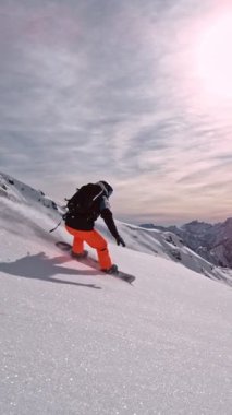 Piste Snowboardcusu 'nun orada. Süper Yavaş Hareket, 1000 fp. İtalya 'nın Dolomites Dağları' ndaki Piste Slope açıklarında snowboard sporu. Hız Rampası Etkisi. Dikey Görünüm Oranı.