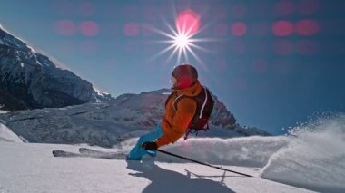 Piste Kayakçısı 'nın orada. Süper Yavaş Hareket, 1000 fp. Avrupa Dolomitleri Dağları, İtalya 'da Piste yamacında kayak yapmak. Hız Rampası Efekti.