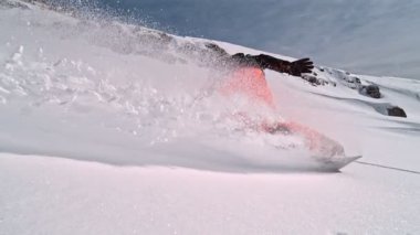 Piste Snowboardcusu 'nun orada. Süper Yavaş Hareket, 1000 fp. İtalya 'nın Dolomites Dağları' ndaki Piste Slope açıklarında snowboard sporu. Hız Rampası Efekti.