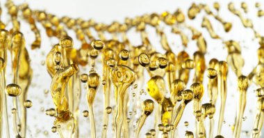 Soyut Yağın Dondurma Hareketi Beyaz Arkaplanda Sıçrıyor. Yağ Damlaları havada uçuşuyor. Güzellik, Serum, Yakıt veya Kızartma Konsepti.