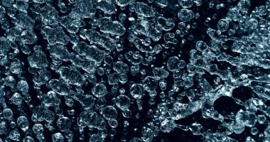 Mavi Su Damlalarının Dondurucu Hareketi havaya sıçrıyor. Soyut Aqua İçki İçme Arkaplanı. Kara Arkaplanda İzole Edilmiş.