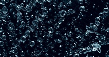 Mavi Su Damlalarının Dondurucu Hareketi havaya sıçrıyor. Soyut Aqua İçki İçme Arkaplanı. Kara Arkaplanda İzole Edilmiş.