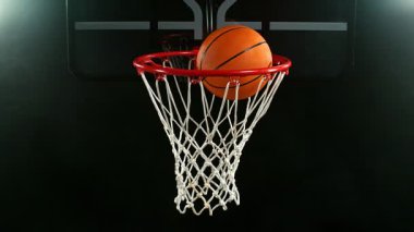 Basketbol topunun sepete vuruşunun süper yavaş çekimi. Yüksek hızlı sinema kamerası, 1000fps.