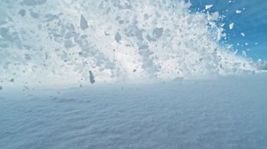 Çığ, kameraya doğru yaklaşıyor. Yüksek Hız Sineması Kamerası 'nda çekildi, 1000fps. Kar Patlaması, Tehlike Konsepti.
