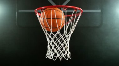 Basketbol topunun sepete vuruşunun süper yavaş çekimi. Yüksek hızlı sinema kamerası, 1000fps.