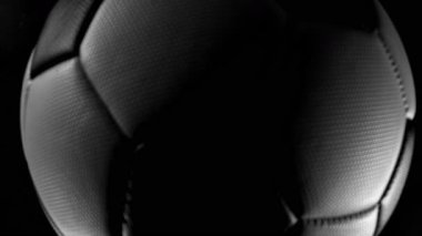 Süper Yavaş Düşen Futbol Topu Suya, Su Sıçratma, Top Manzarası. Yüksek Hız Sinema Kamerası, 1000fps.