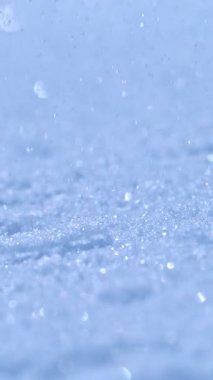 Kar Tanelerinin Süper Yavaş Hareketi. Gerçekçi Soyut Kış Arkaplanı. Yüksek Hız Sineması Kamerası 'nda çekildi, 1000fps. Dikey Görünüm Oranı.