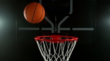 Basketbolcunun Topu Atması ve Basket Vuruşu 'nun Süper Yavaş Hareketi. Yüksek Hız Sineması Kamerası 'nda çekildi, 1000fps. Hareketli Kamera.