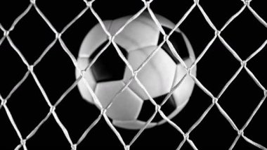 Net 'e Düşen Futbol Topu Süper Yavaş Hareketi. Kara Arkaplan 'da izole edilmiş, Top View' da. Yüksek Hız Sinema Kamerası, 1000fps.