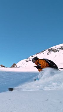 Piste Kayakçısı 'nın orada. Süper Yavaş Hareket, 1000 fp. Avrupa Dolomitleri Dağları, İtalya 'da Piste yamacında kayak yapmak. Dikey Görünüm Oranı.