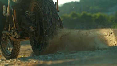 Bir off-road motosikletinin arka tekerini döndürüp havaya çamur atmasının süper yavaş çekimi. Güç, Hareket ve Patlayıcı Arazi Çarpışmasına 300 metre kala ele geçirildi..