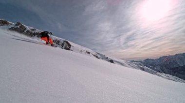 Piste Snowboardcusu 'nun orada. Süper Yavaş Hareket, 1000 fp. Avrupa Dolomitleri Dağları, İtalya 'da Piste Yamacında Snowboard. 