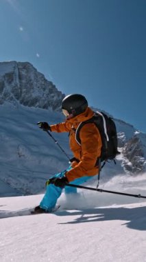 Piste Kayakçısı 'nın orada. Süper Yavaş Hareket, 1000 fp. Avrupa Dolomitleri Dağları, İtalya 'da Piste yamacında kayak yapmak. Hız Rampası Etkisi. Dikey Görünüm Oranı.
