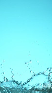 Çok Yavaş Su Düşürme Hareketi Çok Detaylı Düşüyor. Yüksek Hız Sineması Kamerası 'nda çekildi, 1000fps. Dikey Görünüm Oranı.