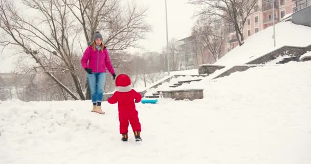 Мати Маленький Маленький Хлопчик Хлопчик Розважаються Снігу Взимку Зимові Канікули — стокове відео