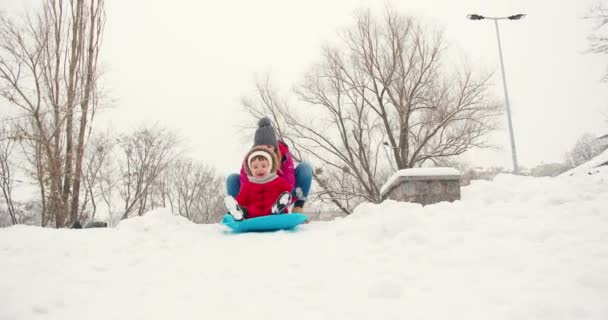 妈妈和小孩子的小儿子在冬天的雪地里玩得很开心 寒假快乐假期雪橇骑的概念 — 图库视频影像
