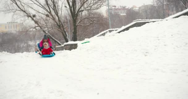 Μητέρα Και Γιος Του Μικρού Παιδιού Διασκεδάζουν Στο Χιόνι Χειμώνα — Αρχείο Βίντεο