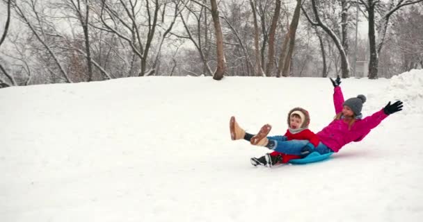 Мати Маленький Маленький Хлопчик Хлопчик Розважаються Снігу Взимку Зимові Канікули — стокове відео