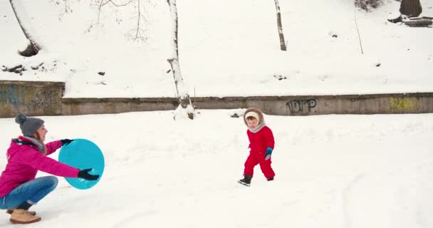 Мать Маленький Мальчик Малыш Сын Веселятся Зимой Снегу Концепция Зимних — стоковое видео
