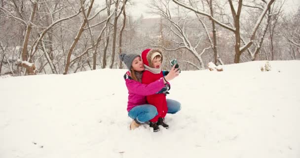 Anya Kisbaba Fiú Jól Érzik Magukat Télen Hóban Téli Ünnepek — Stock videók