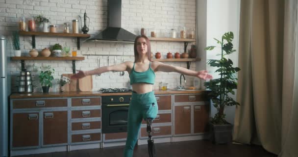Młoda Kobieta Protezą Nogi Skupia Się Oddychaniu Wykonując Pozy Jogi — Wideo stockowe