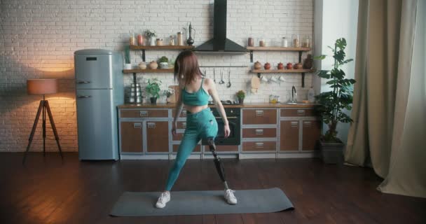 Mujer Con Prótesis Pierna Realiza Postura Yoga Exudando Confianza Señora — Vídeo de stock